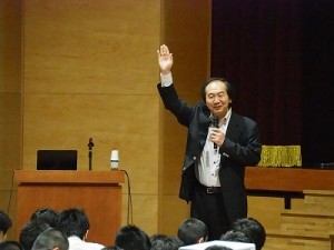 生徒たちに質問を投げかける高木忠義先生
